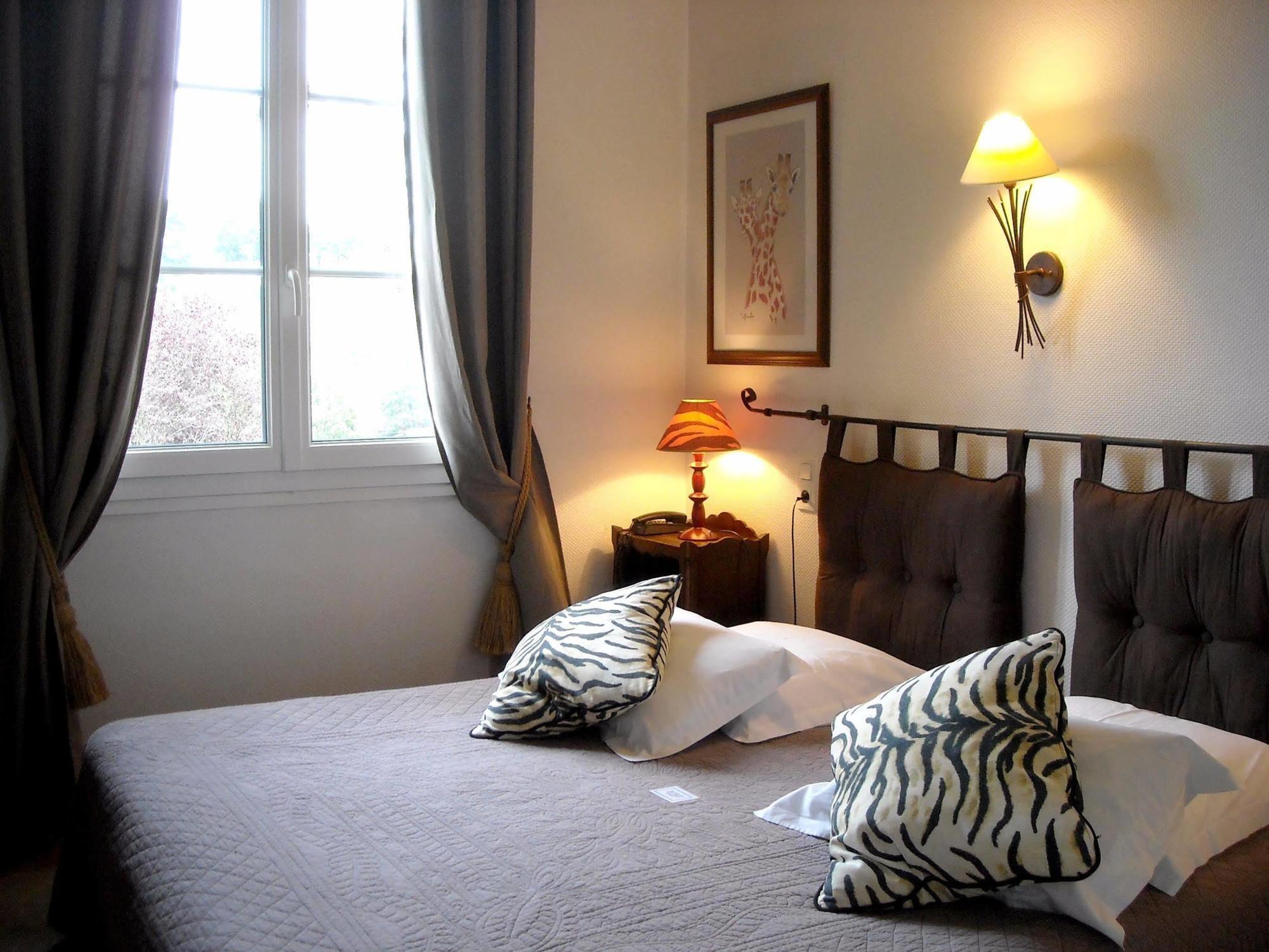 Logis Hotel Le Relais De La Poste Restaurant Le Fil Du Temps Thury-Harcourt-le-Hom Eksteriør billede