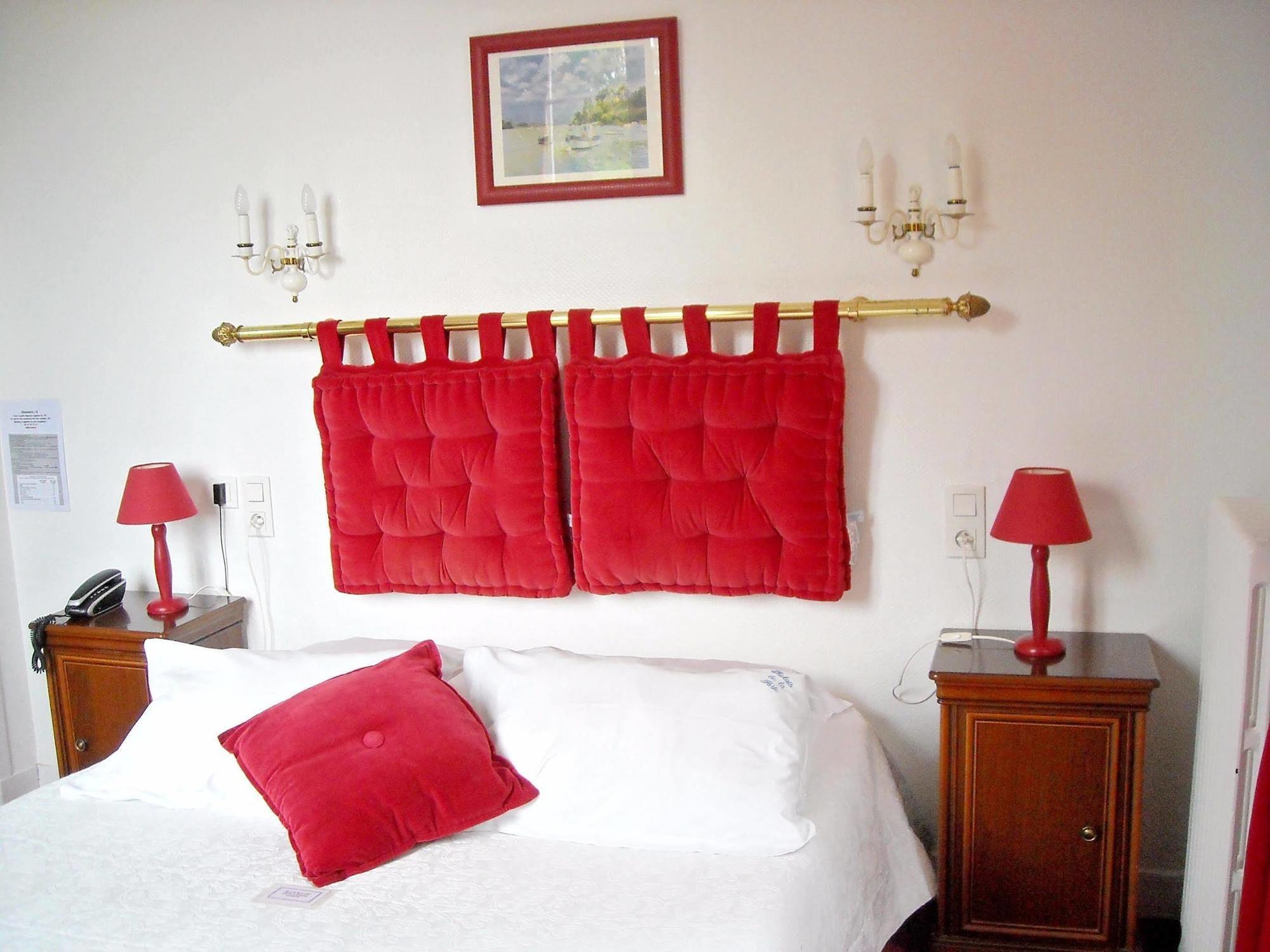 Logis Hotel Le Relais De La Poste Restaurant Le Fil Du Temps Thury-Harcourt-le-Hom Eksteriør billede
